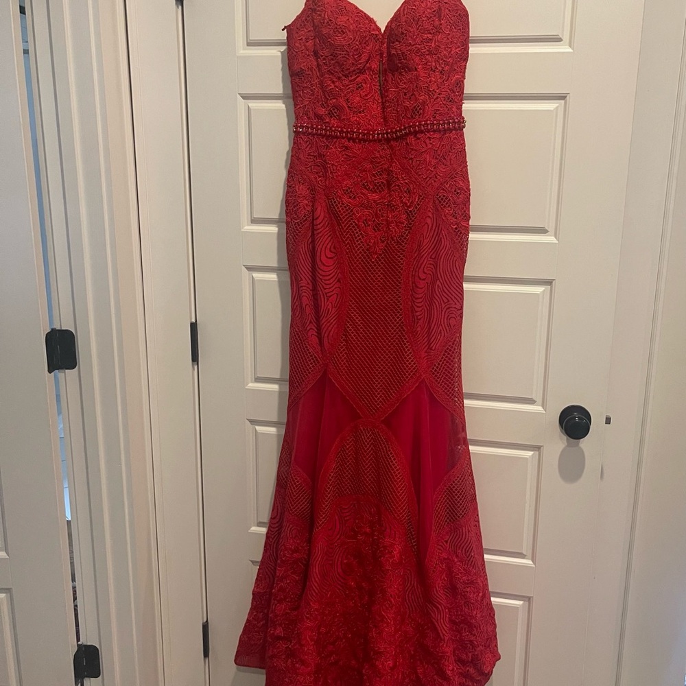 ❤️ Mac Duggal - Size 2 Elegant Red Lace Evening Gown - Picture 2 of 5